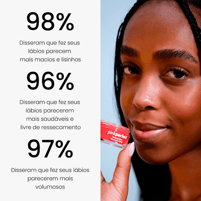 Mulher sorrindo segura balm labial vermelho PinkPerfect ao lado de dados de satisfação do produto.